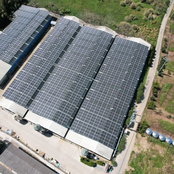 屋頂型太陽能案場空拍圖